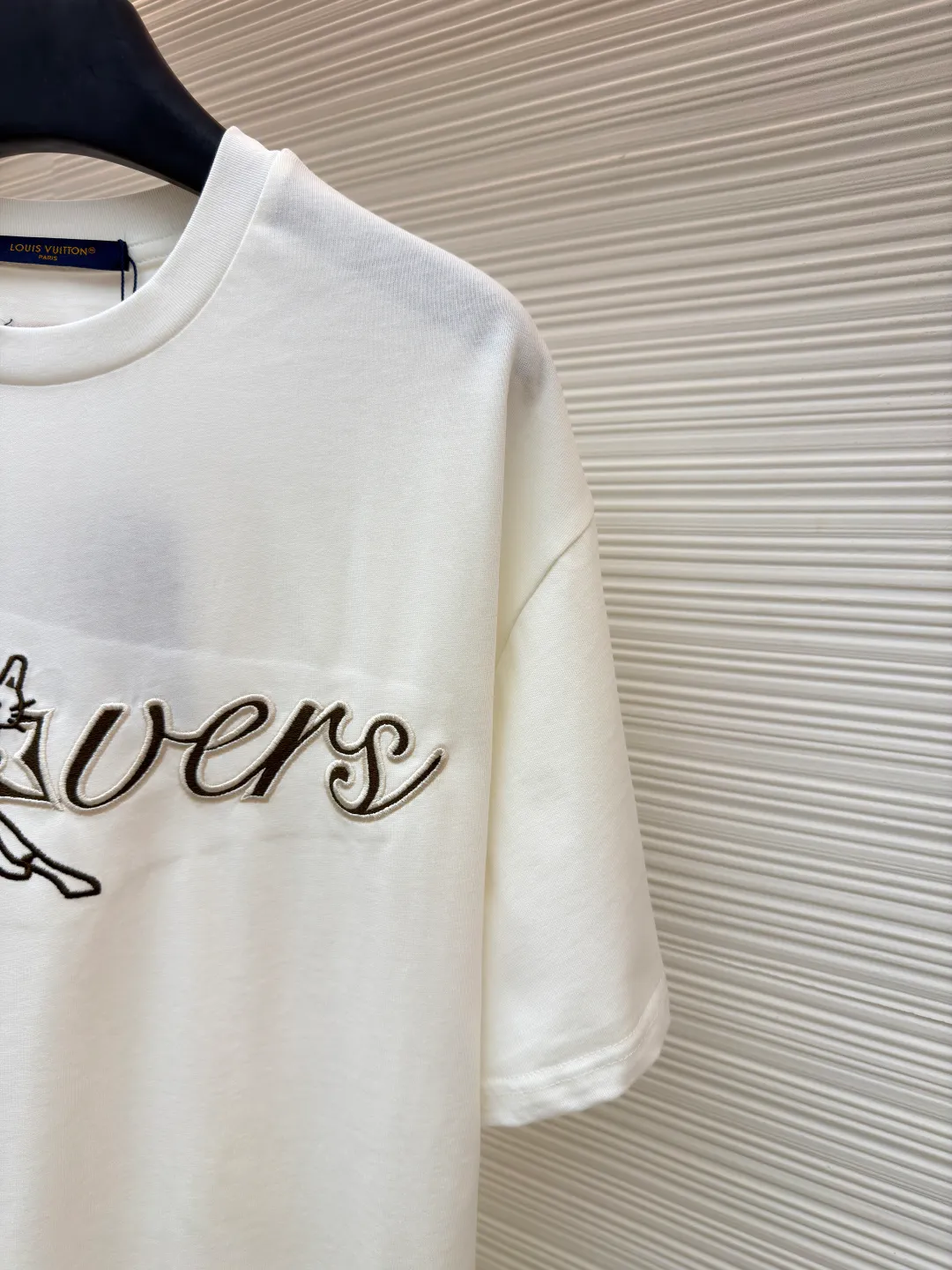 LOUIS VUITTON Fox Logo Embroidered Short Sleeve ●Original version: 9800 purchase and development ●Item number: 1681633-A15 ●Fabric: cotton fabric ●Technology: embroidery production ●Color: white ●Version: Fitted version ●Weight: about 270 grams ●Size: S-M-L-XL ●Description: This Louis Vuitton LV Fox SS Crewneck T-shirt is made of high-quality pure cotton fabric, with a soft, delicate feel and good breathability. The round neck design is simple and elegant, making it comfortable and natural to wear. The brand logo and fox pattern on the chest are made of exquisite embroidery technology, with a strong three-dimensional effect and exquisite details. The body of the garment adopts flat-turn open-stitching technology, the stitching is even and neat, and the lines are clear and smooth. The ribbed design on the hem and cuffs is both windproof and warm and can modify your figure. The entire T-shirt embodies Louis Vuitton's ultimate pursuit of quality and craftsmanship from fabric selection, tailoring to detail processing. It not only retains the elegant style of classic items, but also incorporates modern design language, making it suitable for various occasions and showing a low-key and luxurious fashion attitude. The overall wiring is straight and delicate, the fabric is comfortable and soft, and the color is consistent without color difference. It can be matched with the same style to create a fashionable look and control various occasions. Customized accessories, complete with three standards, same style for men and women!
